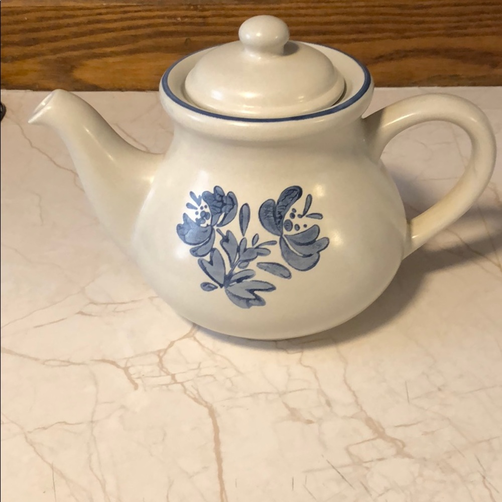 Pfaltzgraff Yorktowne Teapot